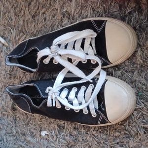 Universal threads sneakers